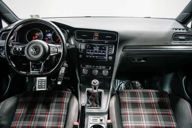 Thumbnail: 2016 Volkswagen Golf - 11