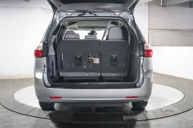 Thumbnail: 2019 Toyota Sienna - 29