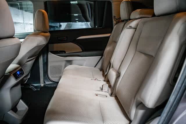 Thumbnail: 2016 Toyota Highlander - 18