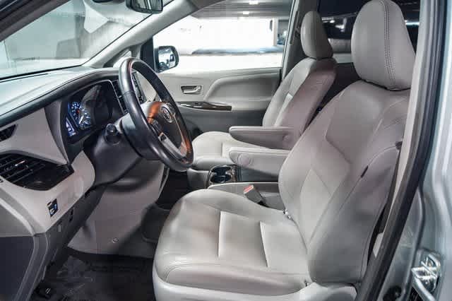 2019 Toyota Sienna XLE 19