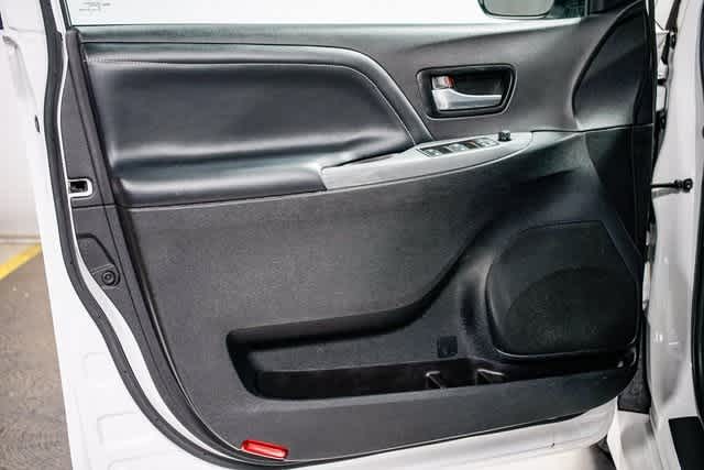 Thumbnail: 2015 Toyota Sienna - 20