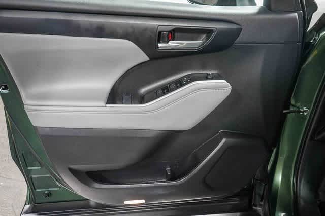 Thumbnail: 2023 Toyota Highlander - 23