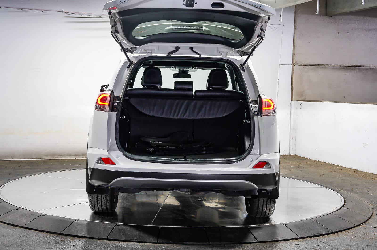 Thumbnail: 2018 Toyota RAV4 - 27