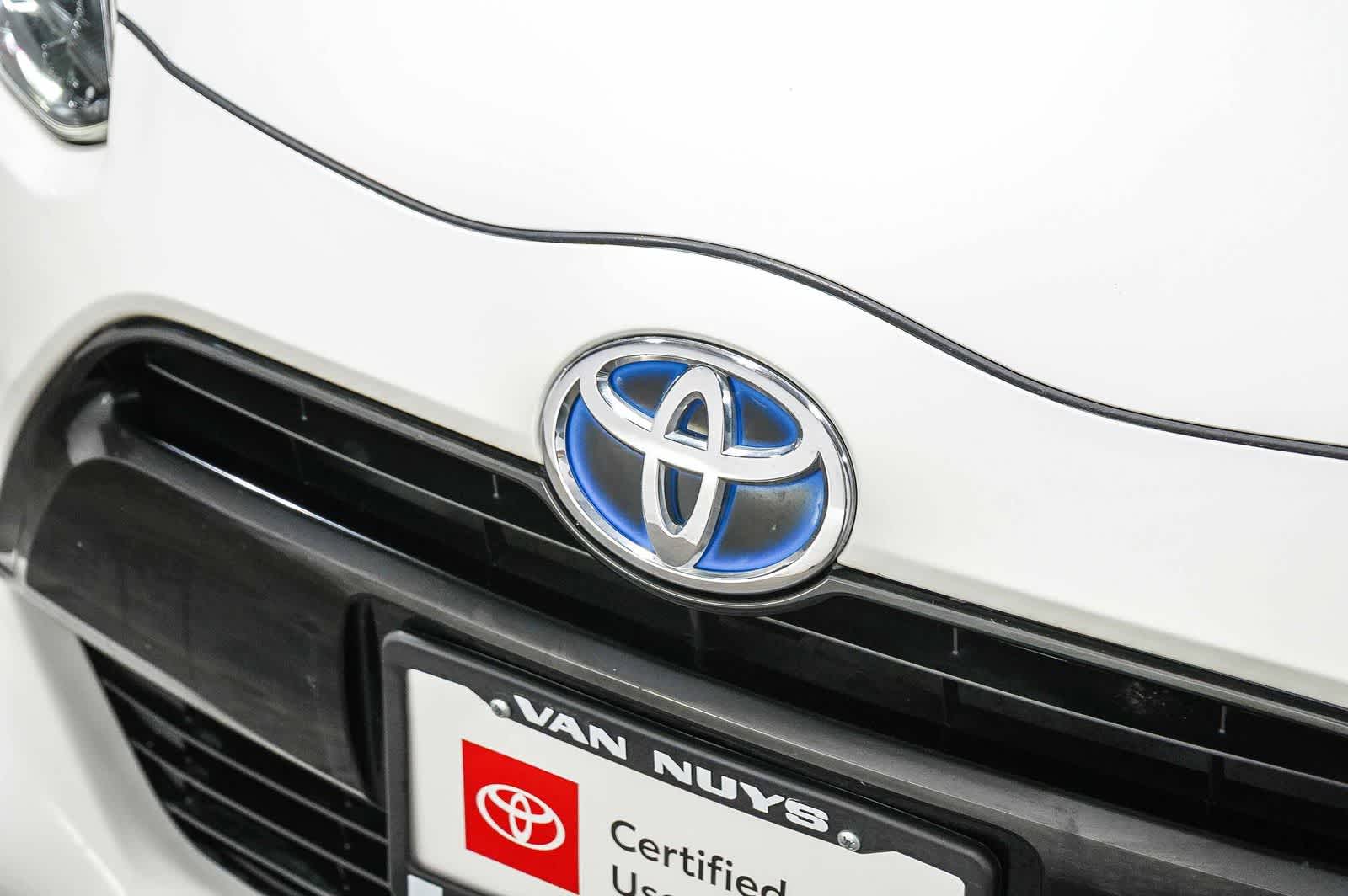 Thumbnail: 2016 Toyota Prius c - 8