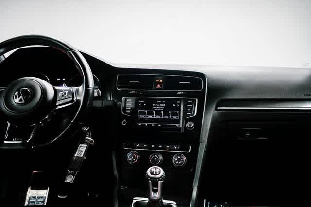 Thumbnail: 2016 Volkswagen Golf - 12