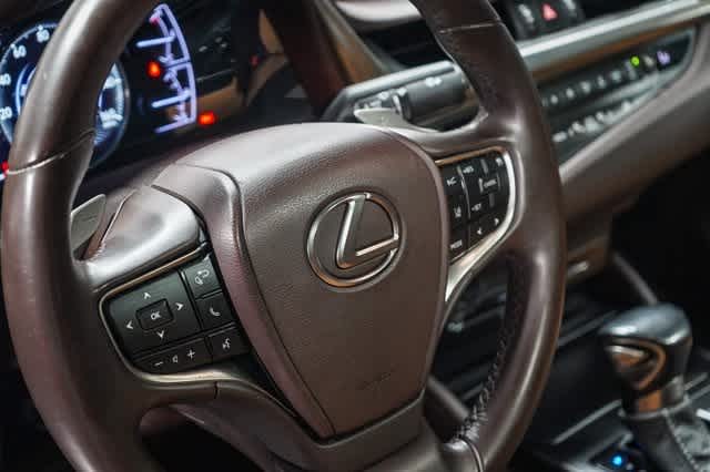 Thumbnail: 2021 Lexus ES - 21