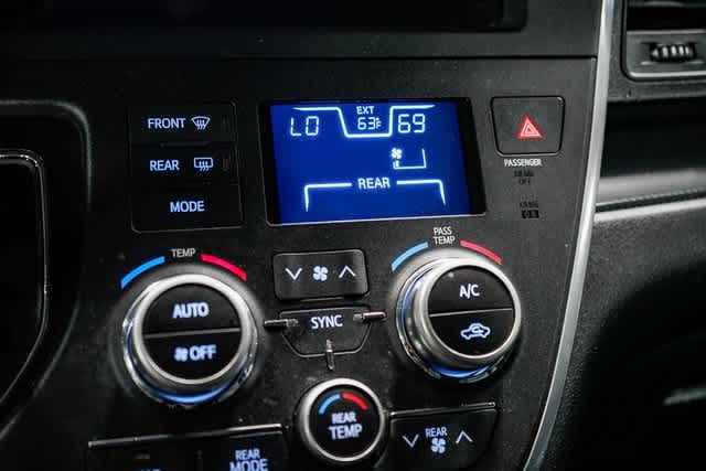 Thumbnail: 2015 Toyota Sienna - 23