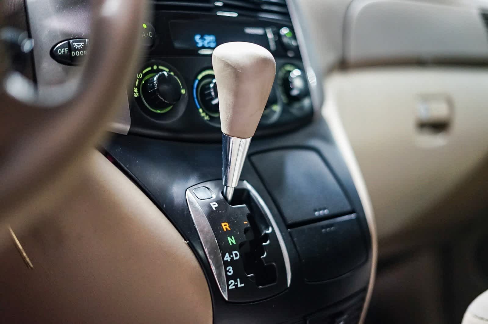 Thumbnail: 2010 Toyota Sienna - 20