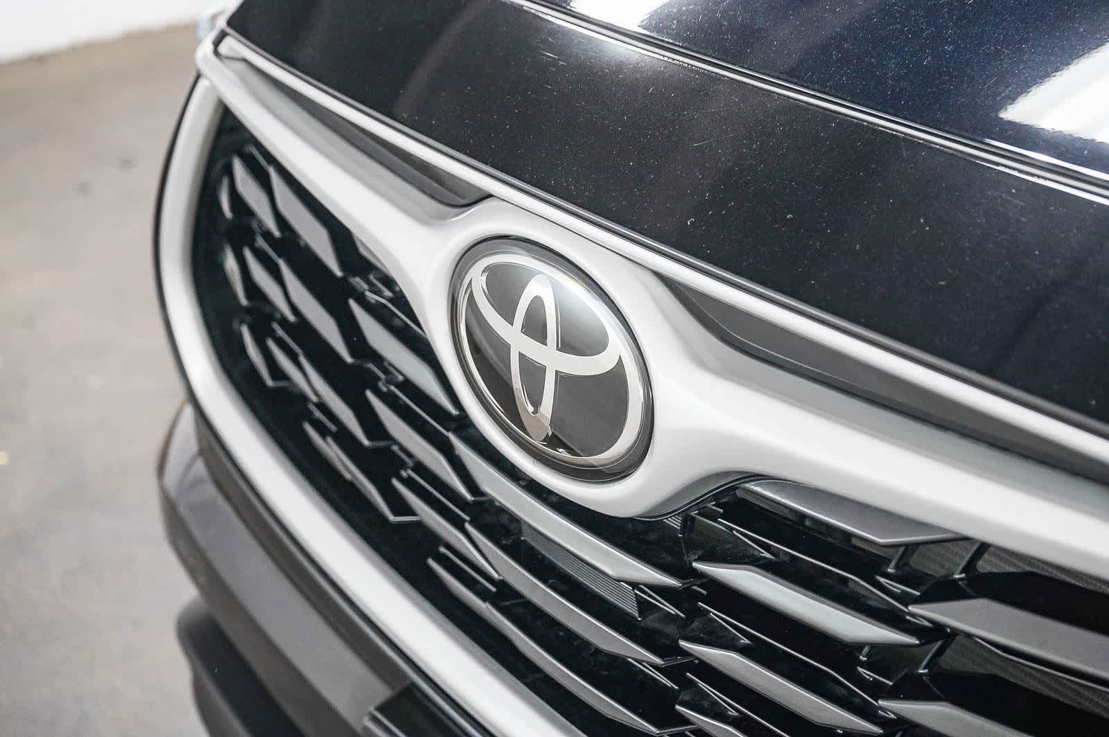 Thumbnail: 2023 Toyota Highlander - 8