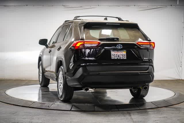 2021 Toyota RAV4 XLE 3