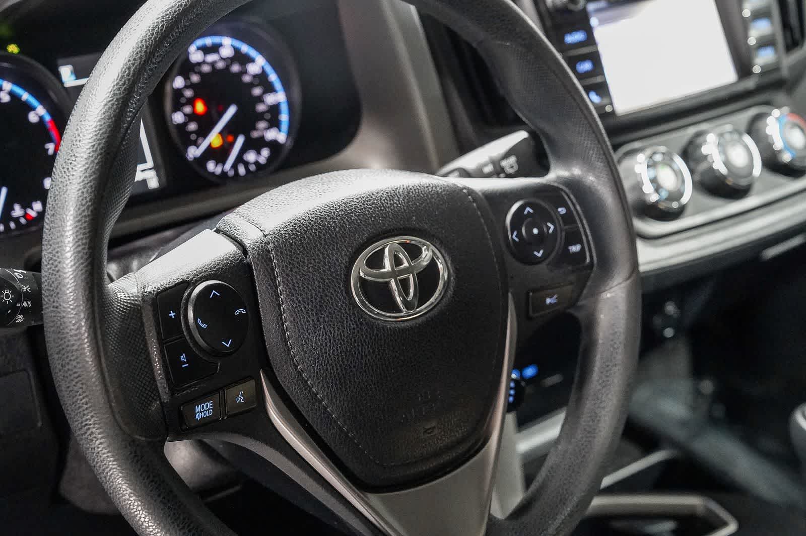 Thumbnail: 2017 Toyota RAV4 - 21