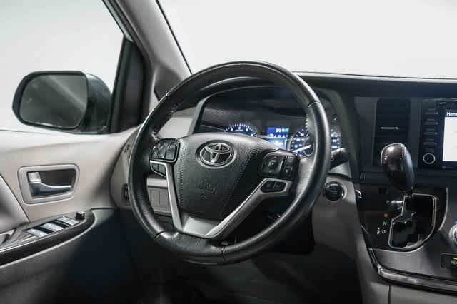 Thumbnail: 2019 Toyota Sienna - 16