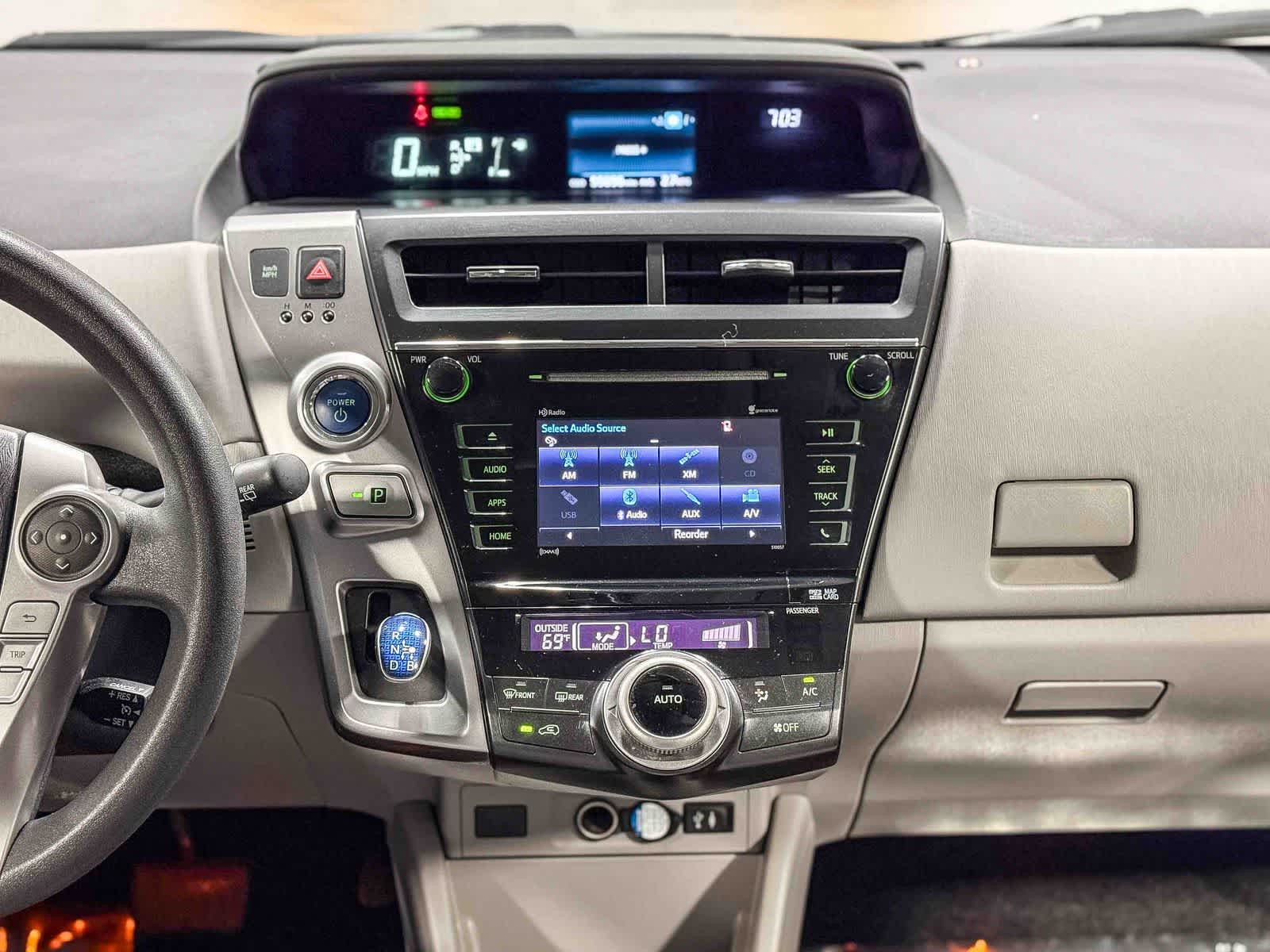 Thumbnail: 2016 Toyota Prius v - 14