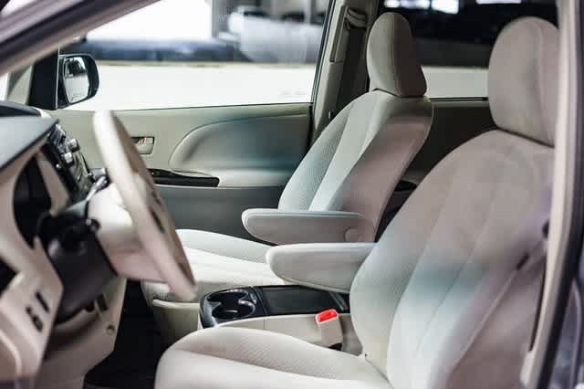 Thumbnail: 2012 Toyota Sienna - 18