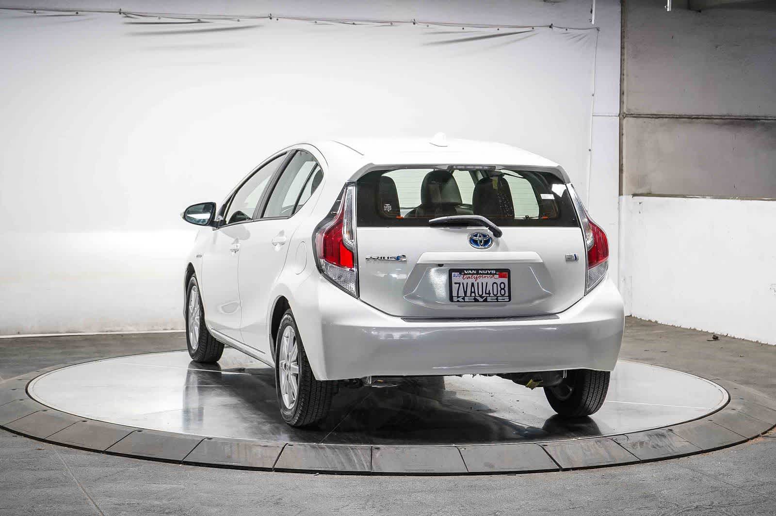 Thumbnail: 2016 Toyota Prius c - 4