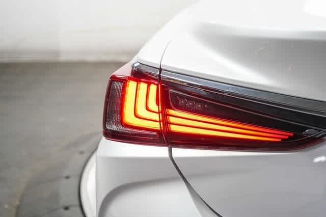 Thumbnail: 2022 Lexus ES - 11
