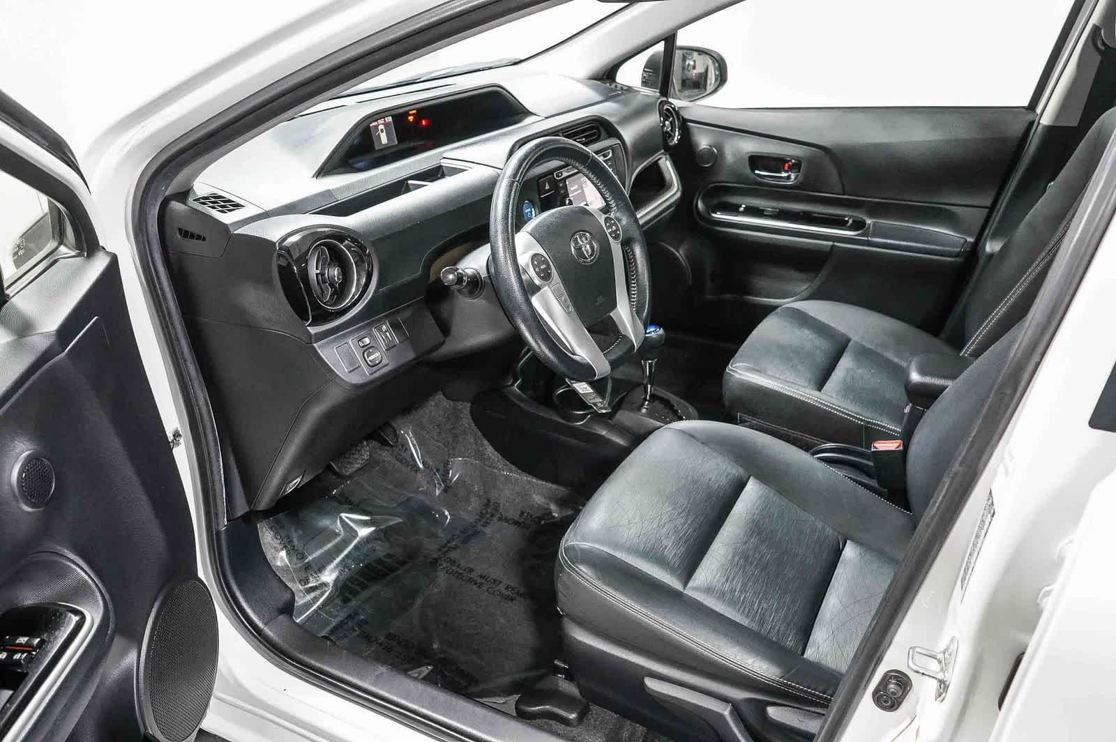 Thumbnail: 2016 Toyota Prius c - 18