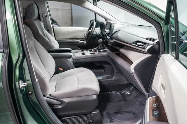 2024 Toyota Sienna LE 16