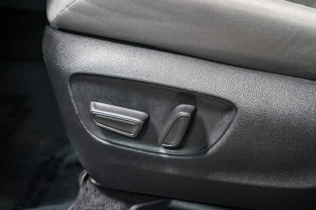 2024 Toyota Sienna LE 24