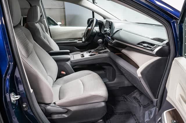 2024 Toyota Sienna LE 17