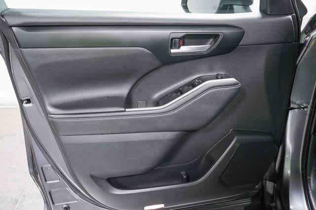 2023 Toyota Highlander XLE 24