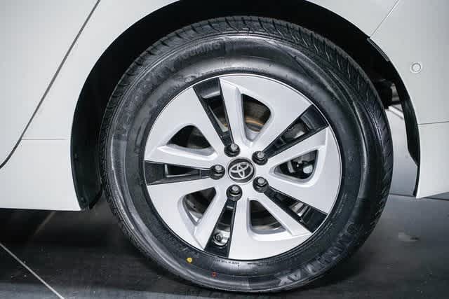 2017 Toyota Prius Four 10