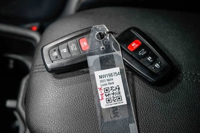 Thumbnail: 2022 Toyota RAV4 - 31