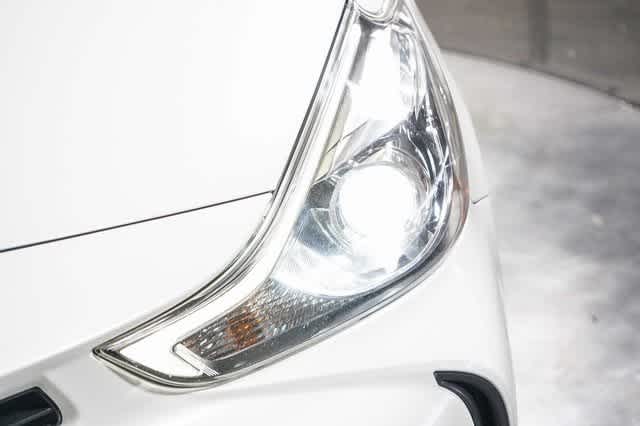 Thumbnail: 2017 Toyota Prius v - 7