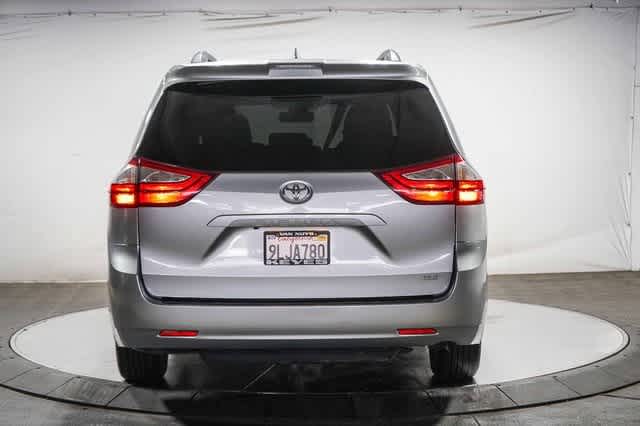 Thumbnail: 2019 Toyota Sienna - 4