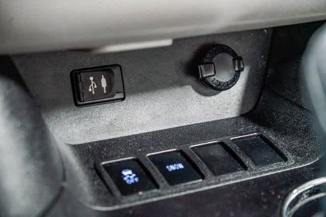Thumbnail: 2016 Toyota Highlander - 23