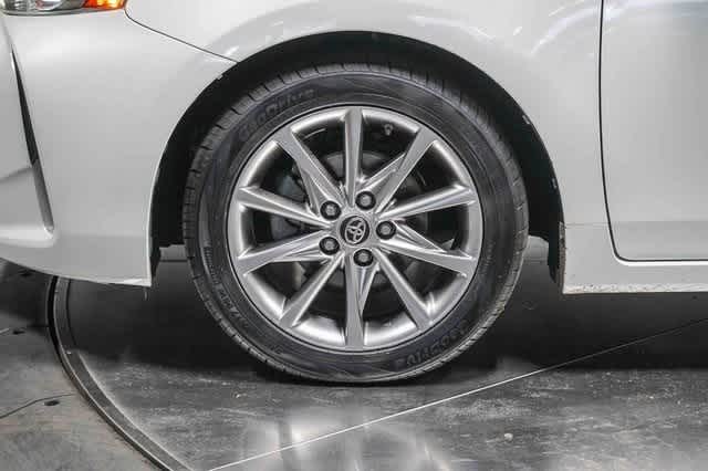 Thumbnail: 2017 Toyota Prius v - 9