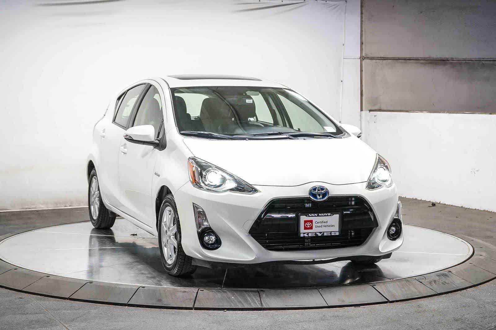 Thumbnail: 2016 Toyota Prius c - 2