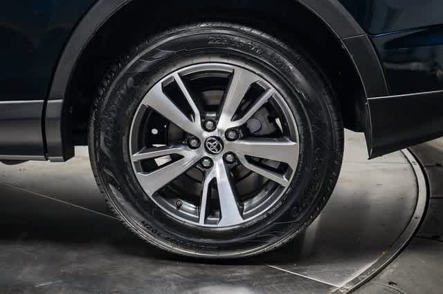 Thumbnail: 2018 Toyota RAV4 - 10
