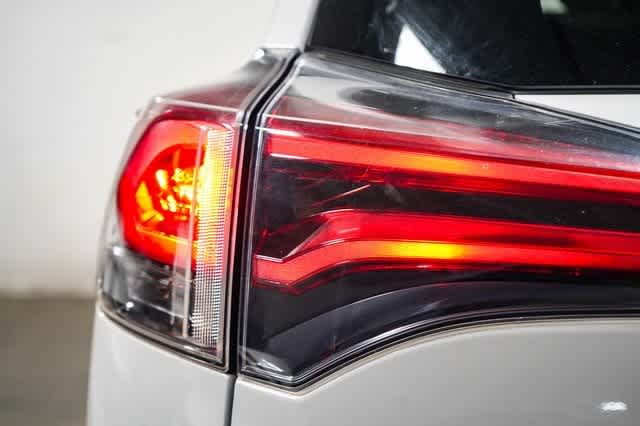 Thumbnail: 2018 Toyota RAV4 - 12