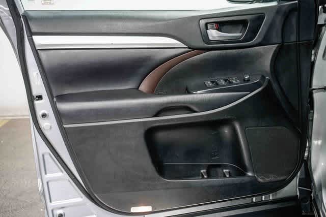 Thumbnail: 2019 Toyota Highlander - 19