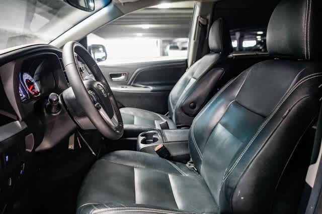 Thumbnail: 2015 Toyota Sienna - 17
