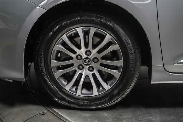 Thumbnail: 2019 Toyota Sienna - 10