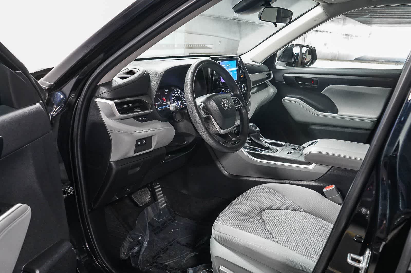 Thumbnail: 2023 Toyota Highlander - 16