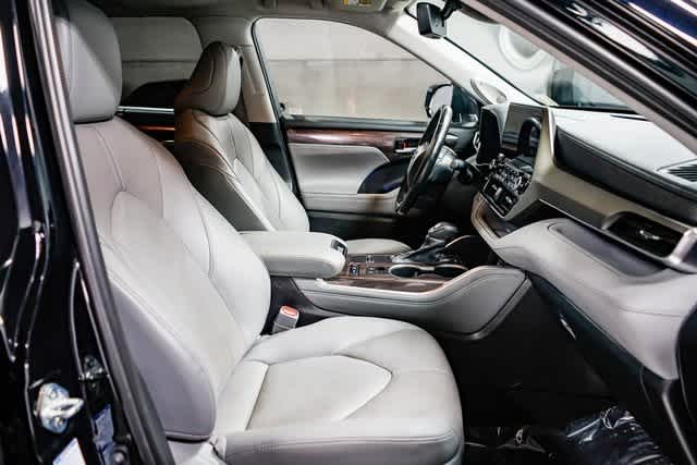 Thumbnail: 2021 Toyota Highlander - 16