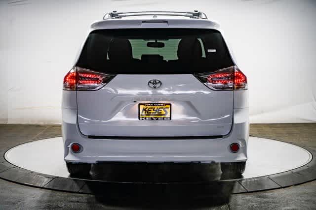 Thumbnail: 2015 Toyota Sienna - 4