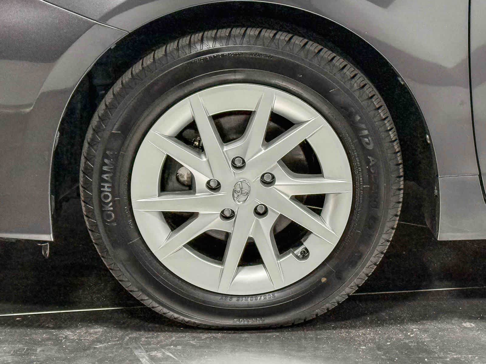 Thumbnail: 2016 Toyota Prius v - 6