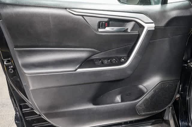 2021 Toyota RAV4 XLE 23