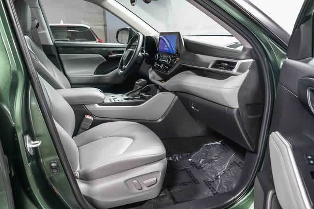 Thumbnail: 2023 Toyota Highlander - 18