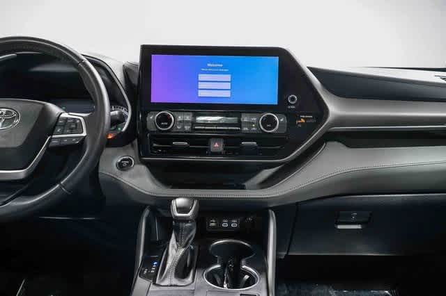 Thumbnail: 2023 Toyota Highlander - 14