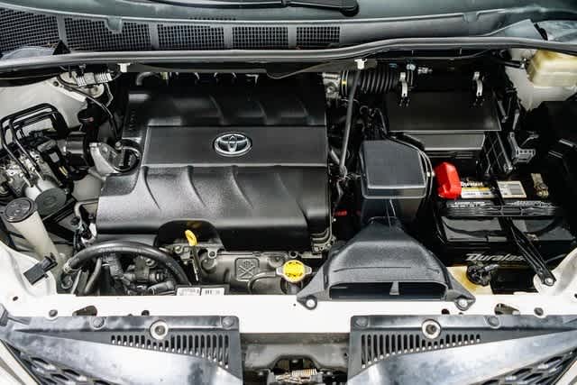 Thumbnail: 2015 Toyota Sienna - 29