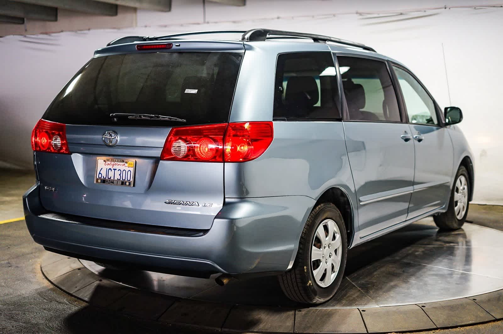 Thumbnail: 2010 Toyota Sienna - 9