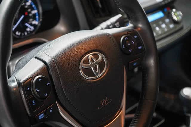 Thumbnail: 2017 Toyota RAV4 - 21