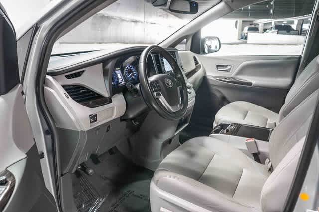 Thumbnail: 2019 Toyota Sienna - 19