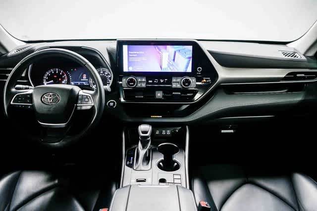 Thumbnail: 2023 Toyota Highlander - 12