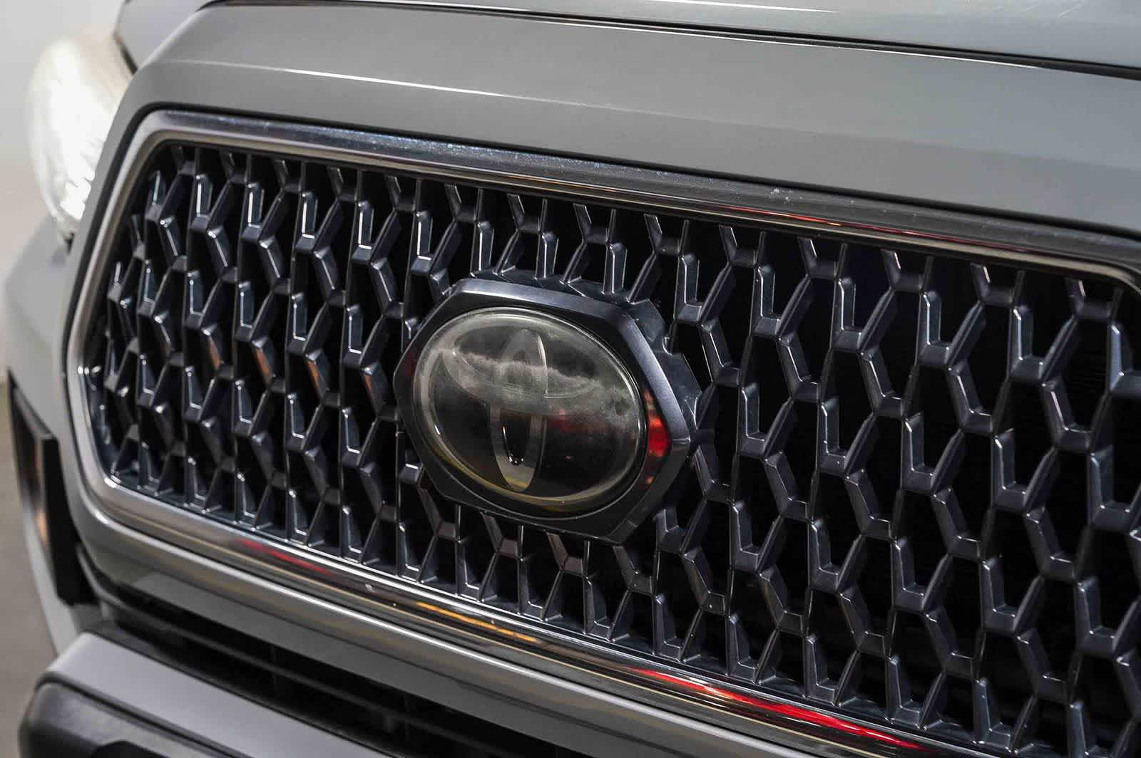 Thumbnail: 2018 Toyota Tacoma - 9